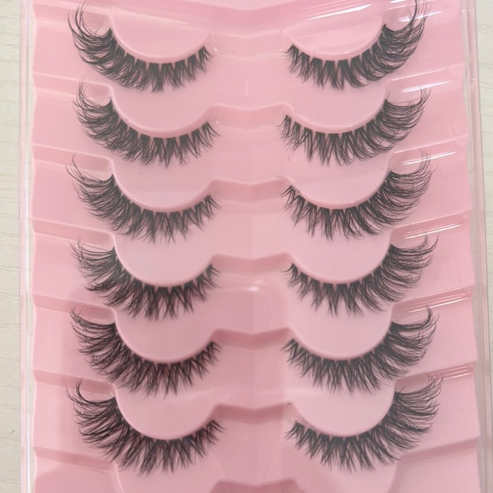 Black Dramatic Lashes for Eye-Catching Makeup